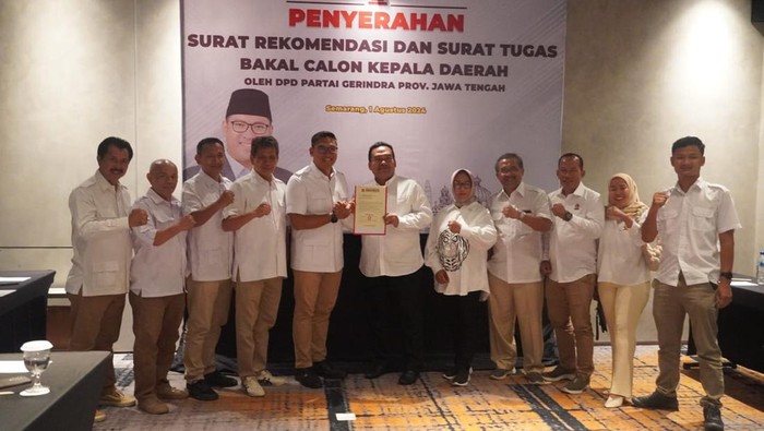 Bupati Petahana Aroef Rohman saat menerima surat rekomendasi dari Partai Gerindra untuk maju Pilbub di Blora.
