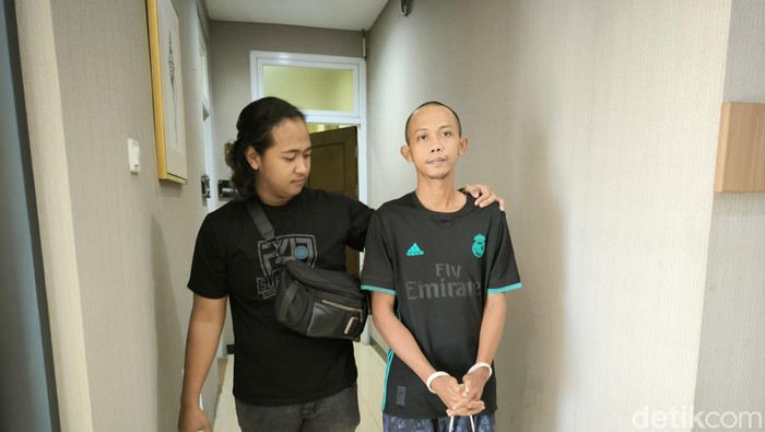 Pelaku modus penipuan lowongan kerja di Gresik saat diamankan