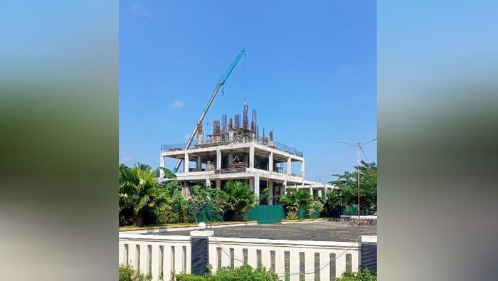 Pembangunan menara Masjid Achmat Bakrie Kisaran. (Istimewa)