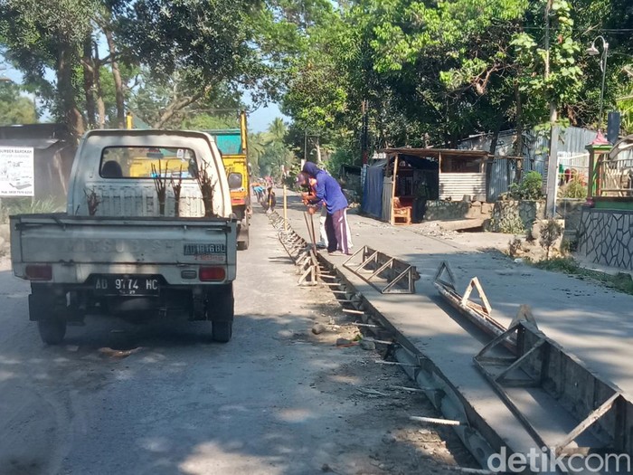 Pengecoran jalan alternatif Sleman-Klaten-Boyolali di wilayah Desa Jiwan, Kecamatan Karangnongko, Klaten, Kamis (1/8/2024).