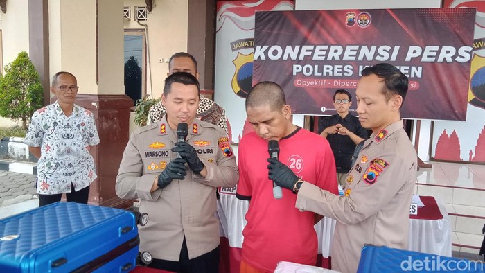 Pelaku penipuan bermodus berangkat umrah saat dihadirkan di Mapolres Klaten, Kamis (1/8/2024).