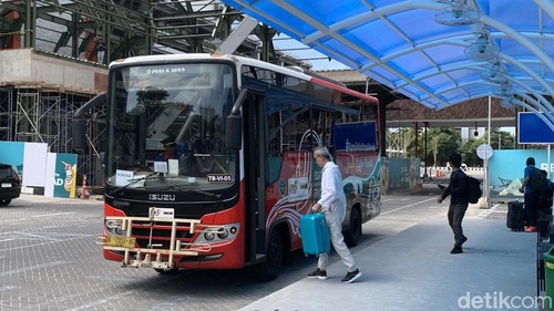 Penumpang menaiki Bus Trans Metro Dewata di Bandara Ngurah Rai, Bali, Kamis (1/8/2024).