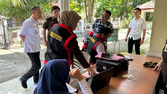 Penyidik Kejari Muba melakukan penggeledahan di Rumah Dinas Plt. Kepala Dinas Pemberdayaan Masyarakat dan Desa
