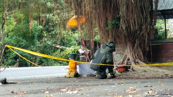 Personel penjinak bom dikerahkan untuk memeriksa kotak misterius di depan Pura Tirta Segara Rupek, Kelurahan Gilimanuk, Bali, Rabu (31/7/2024).