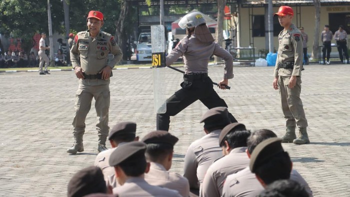 Personel Polres Mojokerto mengikuti latihan Dalmas