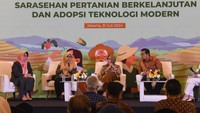 Kepala Pusat Perlindungan Varietas Tanaman dan Perizinan Pertanian (PPVTPP) Kementerian Pertanian Leli Nuryati (kiri) bersama Direktur Perumusan Standar Keamanan dan Mutu Pangan Bapanas Yusra Egayanti (kedua kiri), Asisten Deputi Prasarana dan Sarana Pangan dan Agribisnis Kemenko Perekonomian Ismariny (kedua kanan), dan Kepala Pusat Pengujian Standardisasi Instrumen Perkebunan Kuntoro Boga Andri (kanan) menyampaikan paparannya dalam Sarasehan “Pertanian Berkelanjutan dan Adopsi Teknologi Modern” di Menara Mandiri, Jakarta, Rabu (31/7/2024)