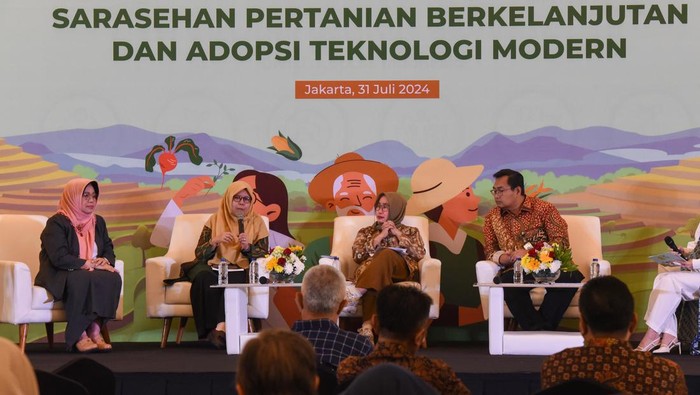Pertanian Modern Upaya Menggenjot Produksi Panen Direktur Perumusan Standar Keamanan dan Mutu Pangan Bapanas Yusra Egayanti (kedua kiri) bersama Kepala Pusat Perlindungan Varietas Tanaman dan Perizinan Pertanian (PPVTPP) Kementerian Pertanian Leli Nuryati (kiri), Asisten Deputi Prasarana dan Sarana Pangan dan Agribisnis Kemenko Perekonomian Ismariny (kedua kanan), dan Kepala Pusat Pengujian Standardisasi Instrumen Perkebunan Kuntoro Boga Andri (kanan) menyampaikan paparannya dalam Sarasehan “Pertanian Berkelanjutan dan Adopsi Teknologi Modern” di Menara Mandiri, Jakarta, Rabu (31/7/2024). Melalui sarasehan tersebut para stakeholders sepakat perlunya pengembangan dan komersialisasi benih bioteknologi di pasar yang memungkinkan petani menekan potensi kehilangan hasil hingga 10 persen, artinya bisa meningkatkan produksi panen yang signifikan di lahan tani yang terbatas. ANTARA FOTO/Indrianto Eko Suwarso/Spt.
