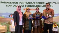 Kondisi pertanian di Indonesia tengah menghadapi tantangan tak mudah. Kesuburan tanah menurun, produksi stagnan dan mayoritas petani sudah berusia tua. Untuk mengatasi masalah ini, dibutuhkan terobosan. Salah satunya, mempertimbangkan pemanfaatan bioteknologi.