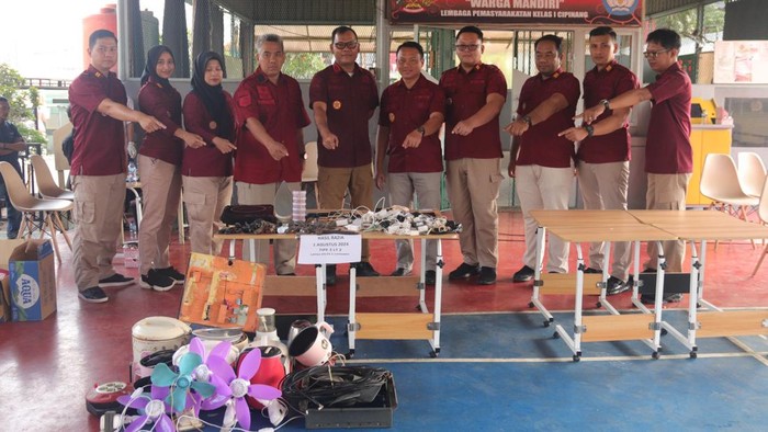 Petugas melakukan razia di Lapas Cipinang dan menemukan sejumlah barang terlarang di blok hunian.