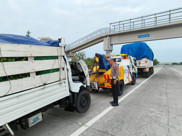 Petugas mengevakuasi pikap yang menyeruduk truk di Tol Solo-Ngawi, Kecamatan Ngrampal, Kabupaten Sragen, Kamis (1/8/2024) pagi.