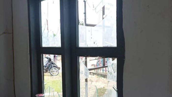 Kantor Desa Maroneng, Kabupaten Pinrang, Sulawesi Selatan, dirusak orang tidak dikenal (OTK) pascaeksekusi lahan seluas 4 hektare di wilayah tersebut.