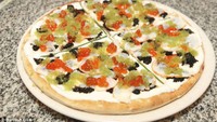 Nino Bellisima Gino’s Restaurant menyajikan pizza seharga Rp 16,2 juta. Topping pizzanya melimpah ruah dengan isian seafood berkualitas premium. Foto: Istimewa