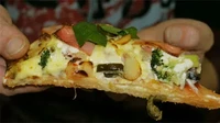 Triple Mille-Feuille Pizza disusun atas tiga lapis adonan crust yang renyah dengan lapisan keju leleh di antara selipannya. Pizza yang dijual di Jepang ini harganya Rp 2,2 juta per loyang.Foto: Istimewa