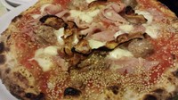 Pada 2010 Not So Poor Man Pizza dinobatkan sebagai pizza termahal dengan topping lembaran emas di atasnya. Harga per porsinya dipatok hampir Rp 39 juta. Foto: Istimewa