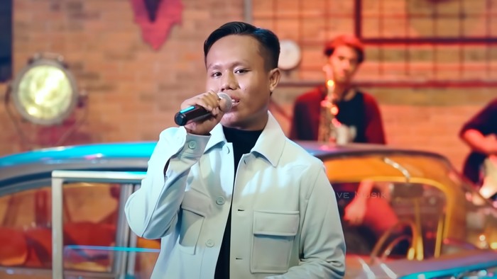 Podidi Sekop Sekop menyanyikan lagu LDR