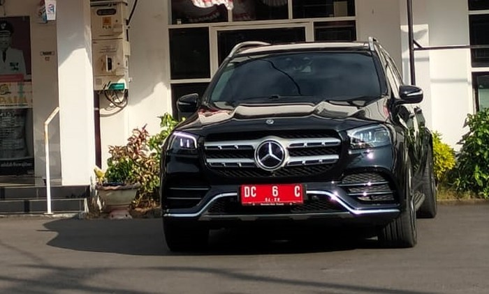Plt Sekda Polman menggunakan mobil dinas Mercedes Benz GLS-Class 450 4Matic.