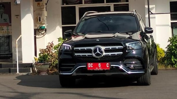 Plt Sekda Polman menggunakan mobil dinas Mercedes Benz GLS-Class 450 4Matic.
