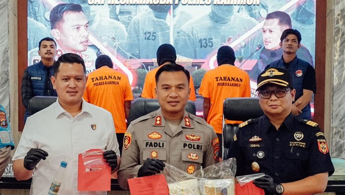 Polisi menunjukkan barang bukti narkoba jenis sabu asal Malaysia yang disita dari tiga pelaku. (Dok Polres Karimun)