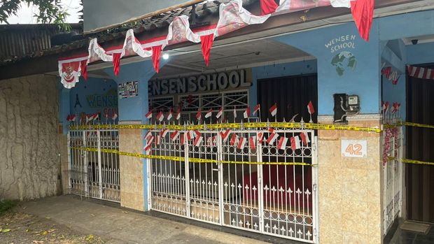 Polisi menyegel Wensen School, lokasi balita dianiaya Meita Irianty.