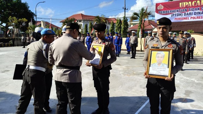 Kapolres Sinjai AKBP Harry Azhar Hasry saat memimpin upacara PTDH di Mapolres Sinjai.