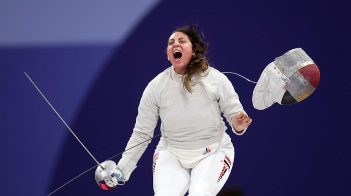 Potret Atlet Anggar Mesir yang Viral usai Umumkan Hamil di Olimpiade Paris 2024 PARIS, FRANCE - JULY 29: Nada Hafez of Team Egypt celebrates her victory against Elizabeth Tartakovsky of Team United States (not pictured) in the Fencing Women's Sabre Individual Table of 32 on day three of the Olympic Games Paris 2024 at Grand Palais on July 29, 2024 in Paris, France. (Photo by Carl Recine/Getty Images)