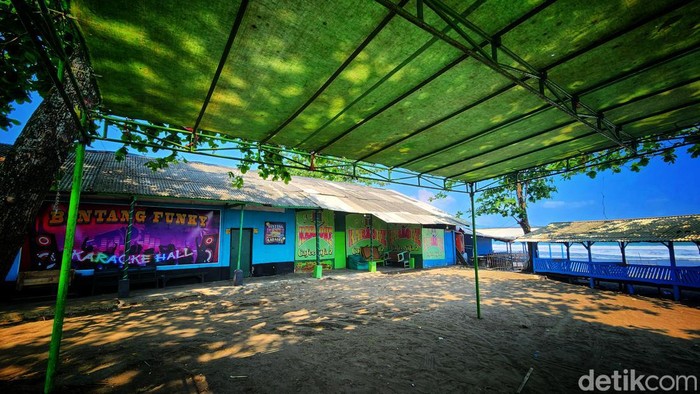 Potret lokasi Katapang Condong, bila malam lampu-lampu gemerlap menghiasi setiap warung di kawasan tersebut. Kini mereka waswas dengan rencana penggusuran.