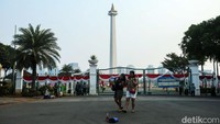 Karena telah ditutup pukul 16.00 WIB, pengunjung hanya bisa menikmati Tugu Monas dari luar pagar.  