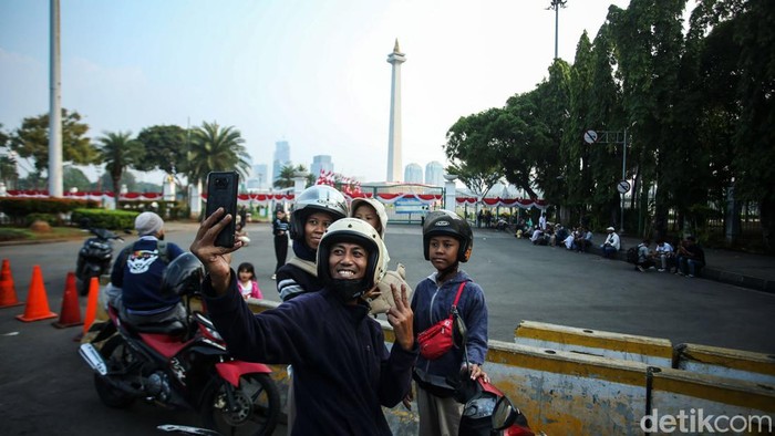 Potret Monas Hanya Buka Sampai Jam 4 Sore hingga Picu Debat Netizen Jam operasional Monumen Nasional (Monas) hanya sampai pukul 16.00 WIB. Jam operasional yang hanya sampai sore itu pun ramai dibahas pengguna media sosial.
