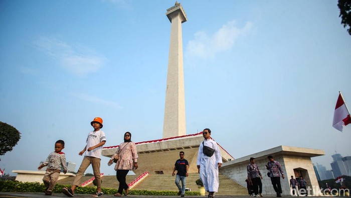 Potret Monas Hanya Buka Sampai Jam 4 Sore hingga Picu Debat Netizen Jam operasional Monumen Nasional (Monas) hanya sampai pukul 16.00 WIB. Jam operasional yang hanya sampai sore itu pun ramai dibahas pengguna media sosial.