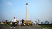 Sebelum ada wabah COVID-19, warga masih bisa mengunjungi kawasan Monas hingga malam hari.  