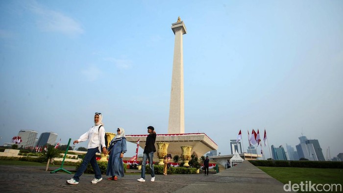 Jam operasional Monumen Nasional (Monas) hanya sampai pukul 16.00 WIB. Jam operasional yang hanya sampai sore itu pun ramai dibahas pengguna media sosial.