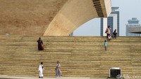 Warga terlihat mulai meninggalkan kawasan Monas menjelang pukul 16.00 WIB.
