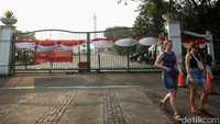 Dua wisatawan mancanegara meninggalkan kawasan Monas karena sudah ditutup pukul 16.00 WIB.  