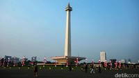 Wisatawan menikmati keindahan Monumen Nasional (Monas) menjelang ditutup pukul 16.00 WIB, Kamis (1/8/2024).