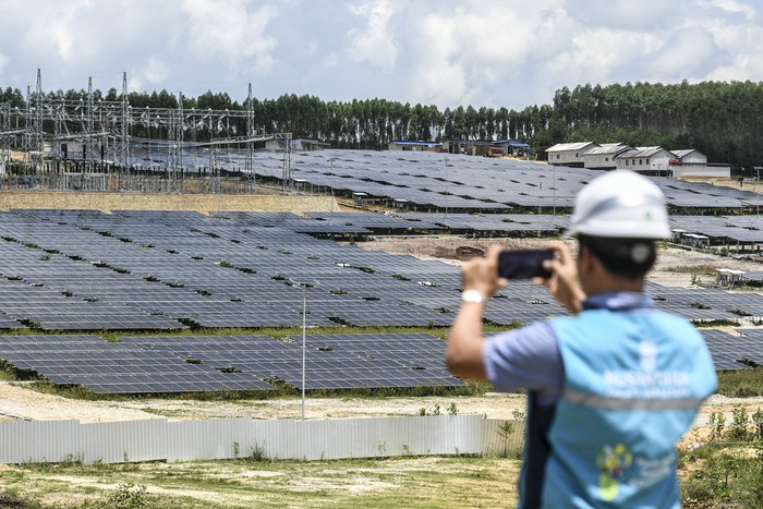 Foto udara Pembangkit Listrik Tenaga Surya (PLTS) IKN di Penajam Paser Utara, Kalimantan Timur, Kamis (1/8/2024). PLTS IKN yang saat ini telah beroperasi dengan kapasitas 10 MW itu akan memasok 100 persen kebutuhan listrik untuk upacara peringatan HUT Ke-79 RI di IKN. ANTARA FOTO/Hafidz Mubarak A/tom.