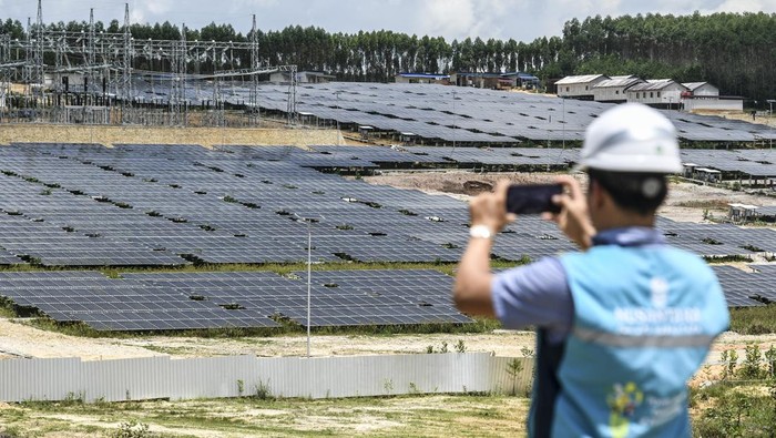 Foto udara Pembangkit Listrik Tenaga Surya (PLTS) IKN di Penajam Paser Utara, Kalimantan Timur, Kamis (1/8/2024). PLTS IKN yang saat ini telah beroperasi dengan kapasitas 10 MW itu akan memasok 100 persen kebutuhan listrik untuk upacara peringatan HUT Ke-79 RI di IKN. ANTARA FOTO/Hafidz Mubarak A/tom.
