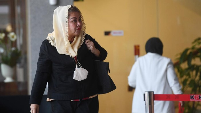 Potret Wali Kota Semarang Ita Penuhi Panggilan KPK Wali Kota Semarang Hevearita Gunaryanti Rahayu bersiap menjalani pemeriksaan di gedung Merah Putih KPK, Jakarta, Kamis (1/8/2024). Wali Kota Semarang tersebut diperiksa terkait kasus dugaan korupsi pengadaan barang dan jasa di lingkungan Pemkot Semarang. ANTARA FOTO/Akbar Nugroho Gumay/rwa.