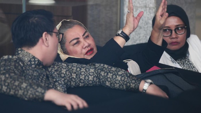 Potret Wali Kota Semarang Ita Penuhi Panggilan KPK Wali Kota Semarang Hevearita Gunaryanti Rahayu bersiap menjalani pemeriksaan di gedung Merah Putih KPK, Jakarta, Kamis (1/8/2024). Wali Kota Semarang tersebut diperiksa terkait kasus dugaan korupsi pengadaan barang dan jasa di lingkungan Pemkot Semarang. ANTARA FOTO/Akbar Nugroho Gumay/rwa.