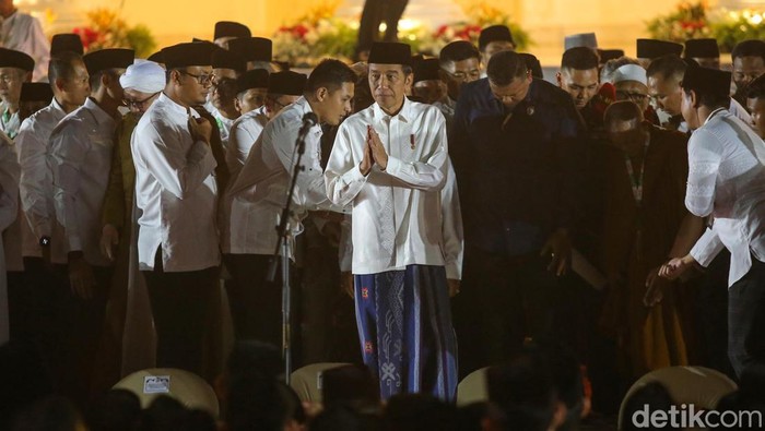 Potret Zikir Kebangsaan Jelang HUT Ke-79 RI di Istana Presiden Joko Widodo (Jokowi) hadir dalam zikir dan doa kebangsaan yang digelar di halaman Istana Merdeka, Jakarta Pusat, Kamis (1/8/2024). Dalam kesempatan tersebut, Presiden Joko Widodo (Jokowi) meminta maaf kepada seluruh masyarakat Indonesia menjelang akhir masa jabatannya. Jokowi memohon maaf atas segala kesalahan dan khilaf selama dia menjadi Presiden.