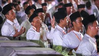 Para tamu undangan tampak khusyuk zikir dan berdoa.