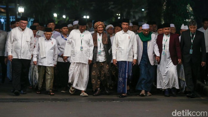 Potret Zikir Kebangsaan Jelang HUT Ke-79 RI di Istana Presiden Joko Widodo (Jokowi) hadir dalam zikir dan doa kebangsaan yang digelar di halaman Istana Merdeka, Jakarta Pusat, Kamis (1/8/2024). Dalam kesempatan tersebut, Presiden Joko Widodo (Jokowi) meminta maaf kepada seluruh masyarakat Indonesia menjelang akhir masa jabatannya. Jokowi memohon maaf atas segala kesalahan dan khilaf selama dia menjadi Presiden.
