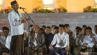 Jokowi lalu mengajak semua peserta yang hadir untuk berdoa bersama untuk meminta pertolongan Allah. Serta cita-cita bangsa dapat terwujud ke depan.