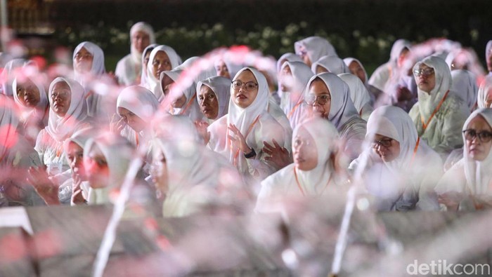 Presiden Joko Widodo (Jokowi) hadir dalam zikir dan doa kebangsaan yang digelar di halaman Istana Merdeka, Jakarta Pusat, Kamis (1/8/2024). Dalam kesempatan tersebut, Presiden Joko Widodo (Jokowi) meminta maaf kepada seluruh masyarakat Indonesia menjelang akhir masa jabatannya. Jokowi memohon maaf atas segala kesalahan dan khilaf selama dia menjadi Presiden.