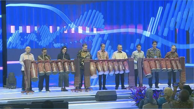 Presiden Joko Widodo dan sejumlah Kabinet Menteri Indonesia Maju menabuh Gonrang sipitupitu sebagai simbolis Upacara Pembukaan FEKDI x KKI 2024. (Tangkapan Layar Youtube Bank Indoensia)