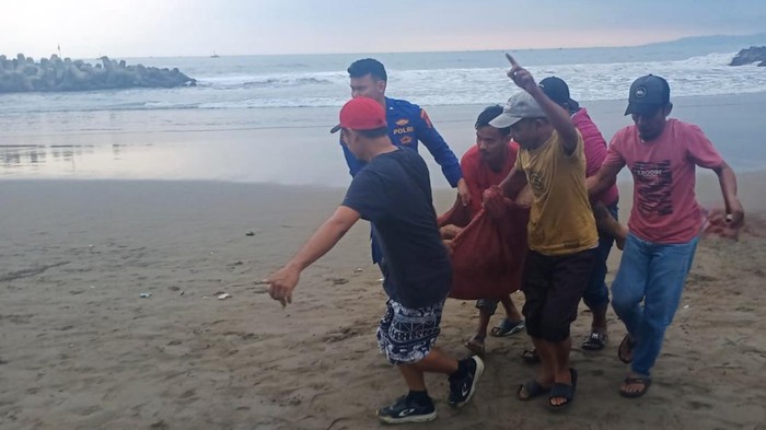 Proses evakuasi jasad anak tewas terseret ombak di Sukabumi