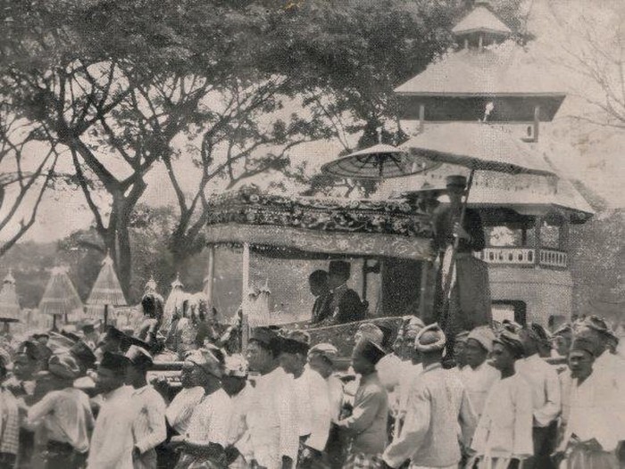 Prosesi Nginring Perpindahan Sultan Sumbawa. (Wikipedia)