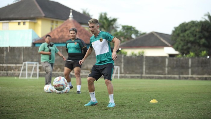 Gelandang PSS Sleman, Kim Jeffrey Kurniawan saat sesi latihan. Foto diunggah Kamis (1/8/2024).
