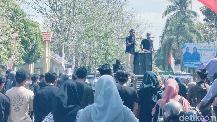 Puluhan mahasiswa berunjuk rasa di depan gedung Pengadilan Negeri Dompu, Kamis (1/8/2024).