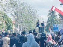 Sidang 5 Mahasiswa Perusak Gerbang Kantor Bupati Dompu Diwarnai Aksi Demo