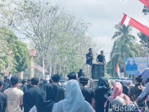 Sidang 5 Mahasiswa Perusak Gerbang Kantor Bupati Dompu Diwarnai Aksi Demo